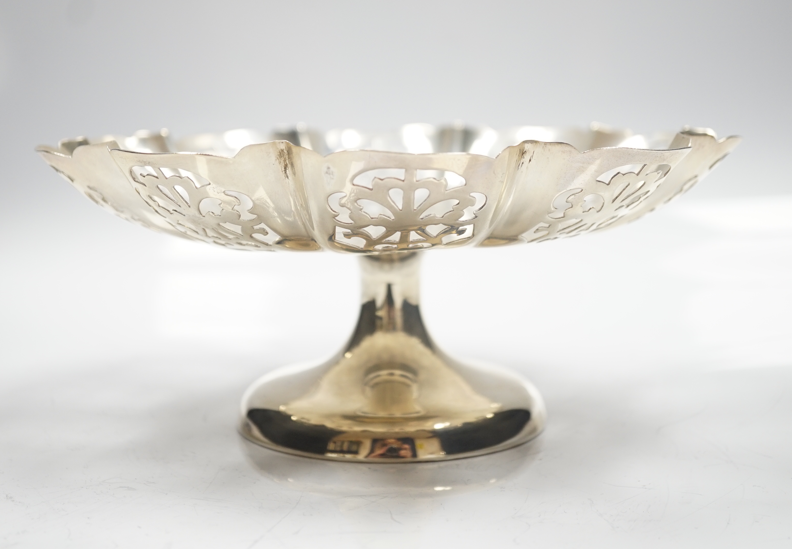 An Elizabeth II pieced silver pedestal dish, Viners Ltd, Sheffield, 1960, 13.2oz.